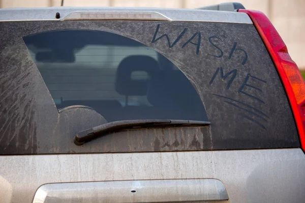 Inscripción en el cristal del coche Lavarme . — Foto de Stock