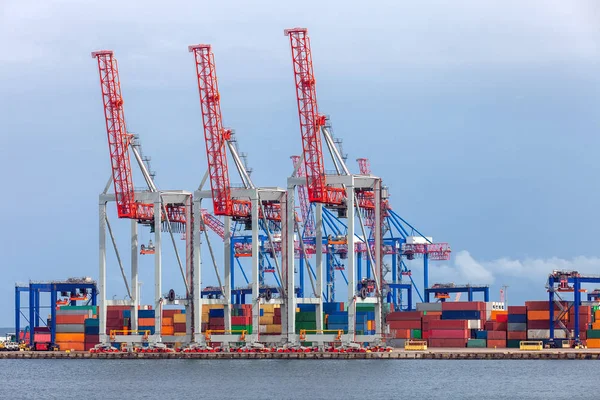 Zee haven lading kraan en container. — Stockfoto