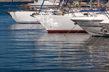  bir limanda palamarla yatlar.