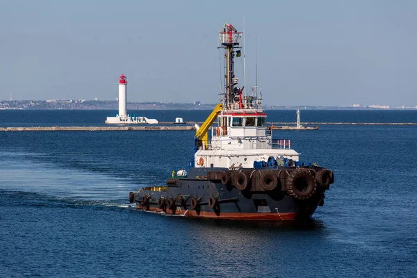 Sleepboot met vuur kofferbak. — Stockfoto