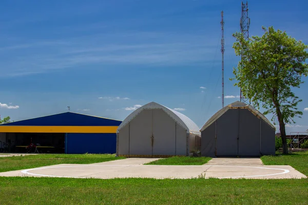 O heliporto perto de um hangar . — Fotografia de Stock