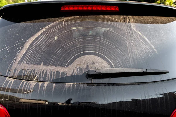 自動車の汚れたの後ろの窓. — ストック写真