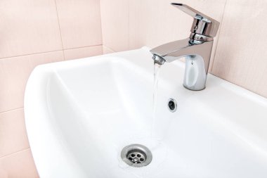 Açık krom musluk su akışı lavabo.