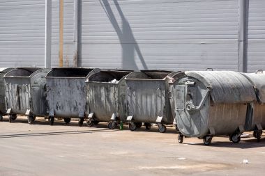 çöp kutuları üst üste.