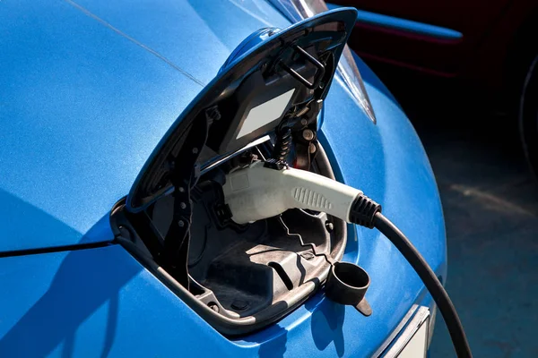 Charging an electric car, close up. — Stock Photo, Image