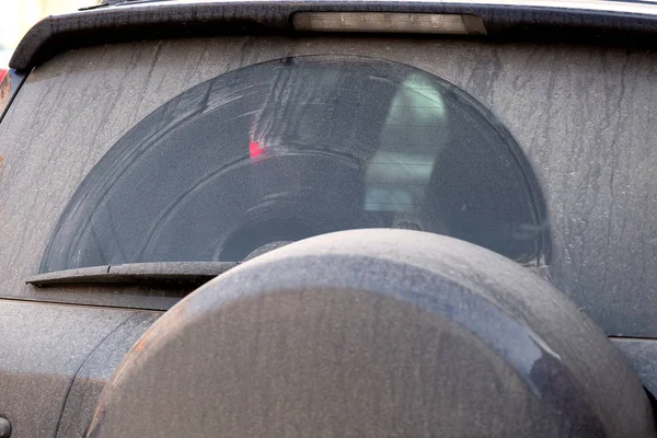 Βρώμικο αυτοκίνητο πίσω γυαλί. — Φωτογραφία Αρχείου