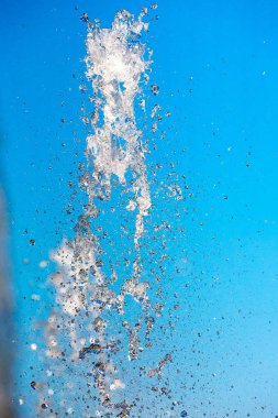 Mavi zemin üzerine su sıçrama.