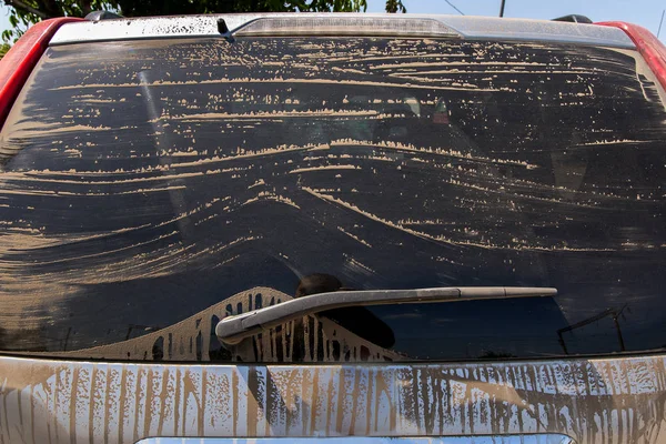 Kirli araba arka cam cam.