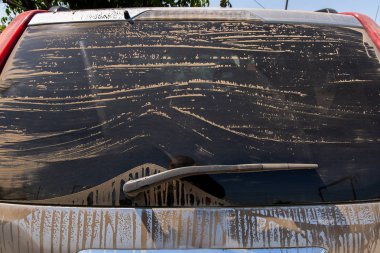 Kirli araba arka cam cam.