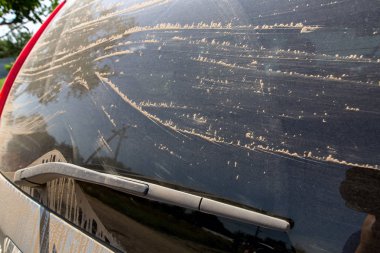 Tozlu araba arka cam cam.