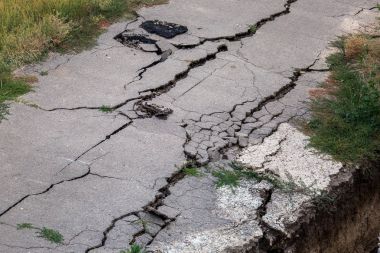 Belgili tanımlık çatlamak asfalt parke.