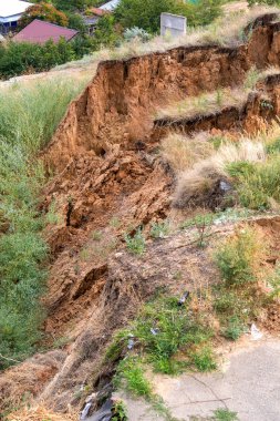 Deprem sonrası yamaçlarında toprak heyelan.