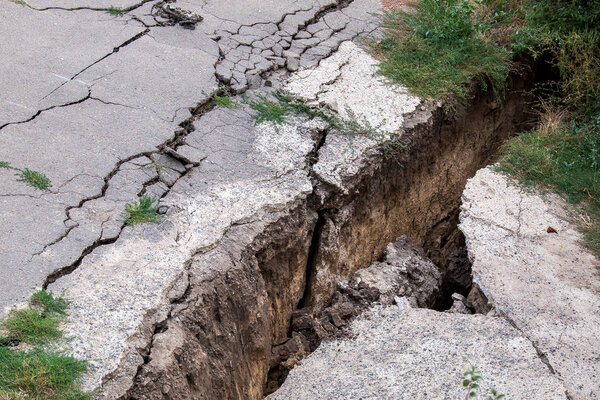 Асфальтовое покрытие трещины
.