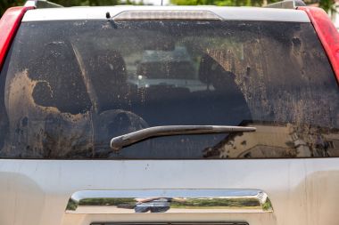 toz bir dikiz kirli arabaya.