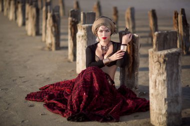 Amerikan kabile stili kırmızı uzun elbiseli kız.