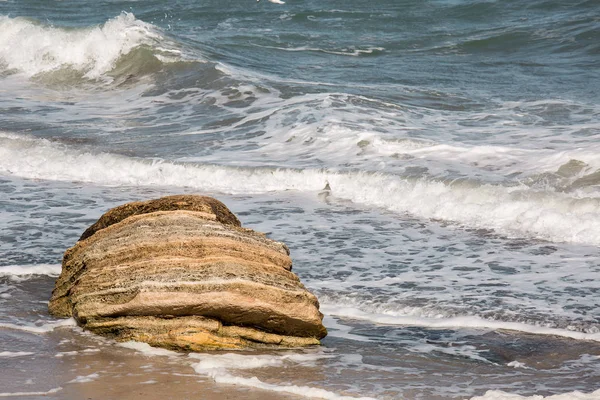 Den storm hav våg tvätt en stenar. — Stockfoto