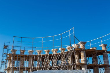Ancientl colonnades yeniden inşası.