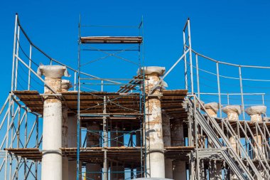 Ancientl colonnades yeniden inşası.