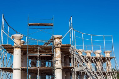Ancientl colonnades yeniden inşası.