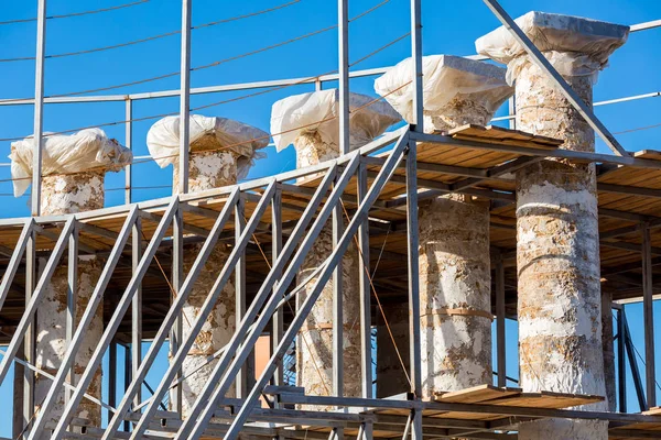 Ancientl colonnades yeniden inşası.