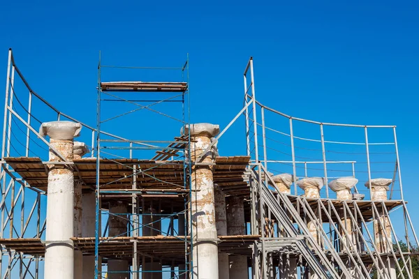 Ancientl colonnades yeniden inşası.