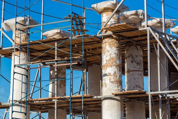 Ancientl colonnades yeniden inşası.