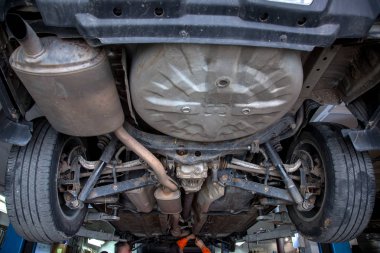 Otomobil araba asansörde.