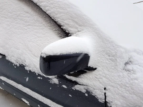 Στον καθρέφτη του αυτοκινήτου στο χιόνι. — Φωτογραφία Αρχείου