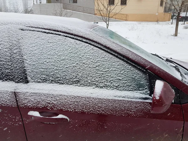 Bil i vyn sida snö på dörr fönster närbild. — Stockfoto