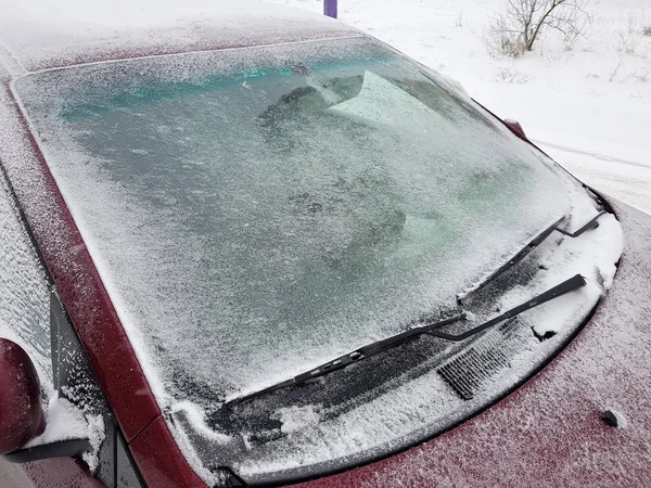 Vindrutan på bilen i isen. — Stockfoto