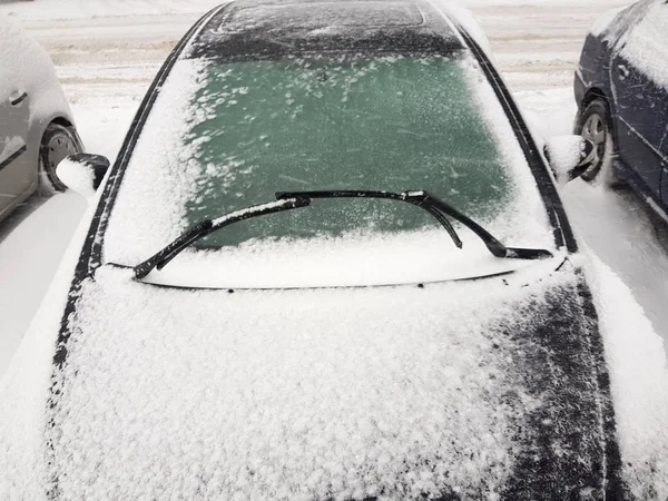 Vindrutan på bilen i isen. — Stockfoto