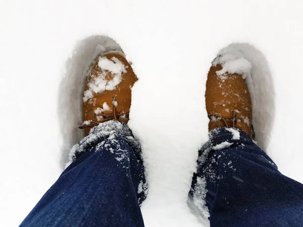 Fötterna i snön, närbild. — Stockfoto