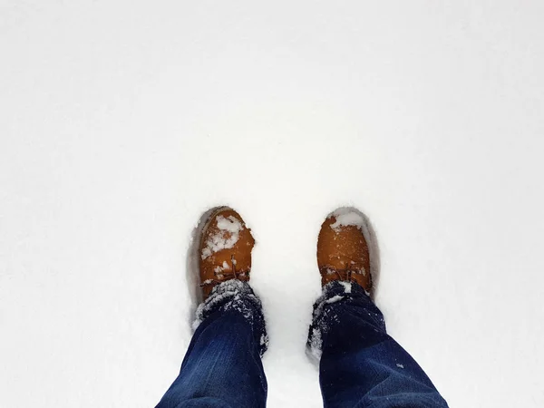 Fötterna i snön, närbild. — Stockfoto