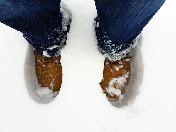 Fötterna i snön, närbild. — Stockfoto