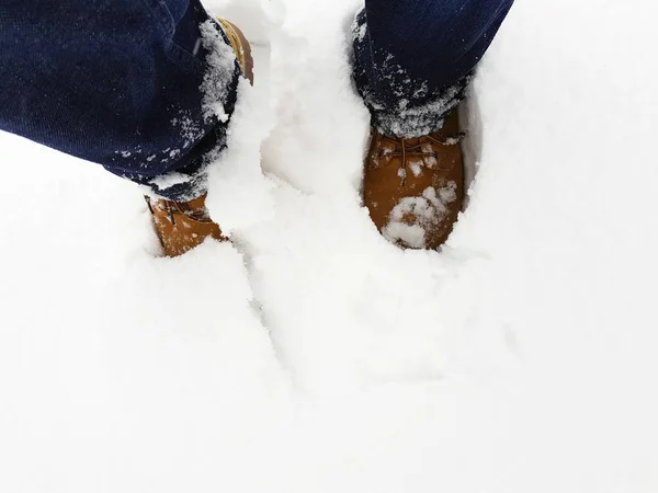 Fötterna i snön, närbild. — Stockfoto