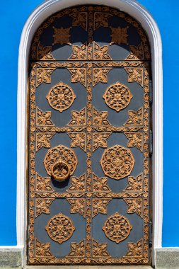Dövme ile eski bir siyah kapı.