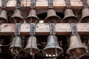 Kilise çanı yakın.