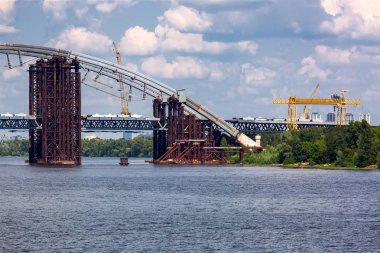 Bir kemer köprü inşaatı.