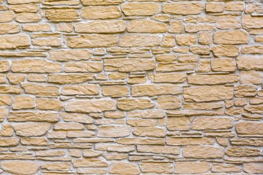 Farklı boyutlarda doğal taştan dekoratif bir yapı, binanın ön cephesinin duvar dokusu..