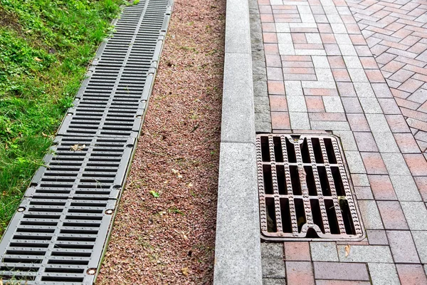 Grille Drainage System Manhole City Sidewalk Made Stone Tiles Curb — Stock Photo, Image