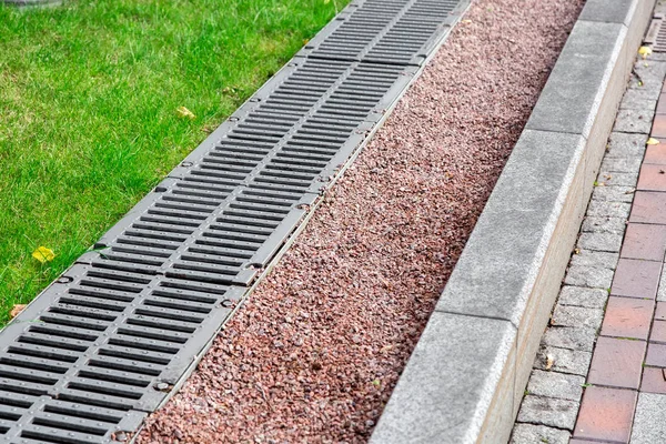 Drainage System Side Road Border Pebbles Gutter Iron Grate — Stock Photo, Image