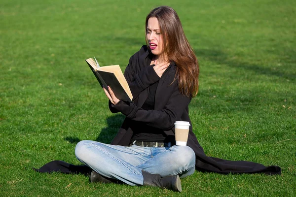 Chica Con Emociones Cara Lee Libro Parque Sentado Hierba Verde — Foto de Stock