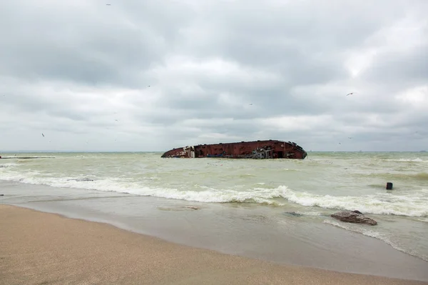 Sandstrand Mulet Väder Till Havs Med Omvänt Fartyg Förstört Efter — Stockfoto