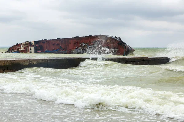 Stormachtige Zee Bewolkt Weer Golven Crashen Een Pier Buurt Van — Stockfoto