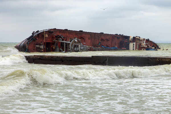 кораблекрушение у берегов моря в шторм, корабль сел на мель и перевернулся на бок, никто
.