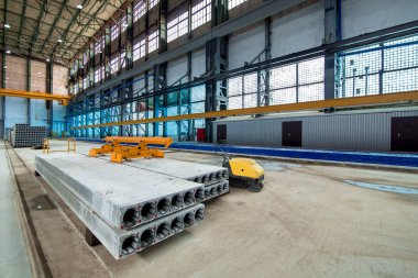 Çerçeve tipi demir yapı deposu. Yeni çekirdek levhaları katlanmış..