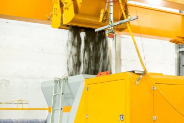 Bir sanayi fabrikasında beton üretimi için otomatik beton karıştırıcı hattı.