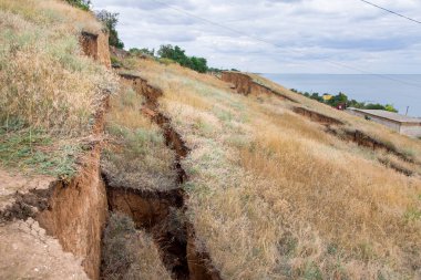 Sahildeki çevresel açıdan tehlikeli yamaçlarda toprak kayması, geniş toprak katmanlarında büyük çatlaklar..