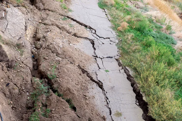 Risse Der Asphaltstraße Durch Erdrutsche Nach Einer Geologischen Naturkatastrophe — Stockfoto