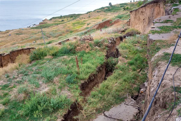 Erdrutsche Den Hängen Vor Der Küste Mit Rissen Boden — Stockfoto